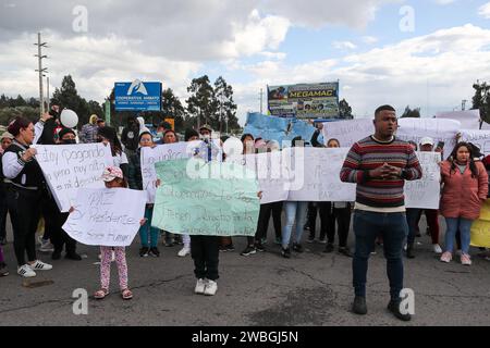 PRESOS-LATACUNGA-PIDEN-PAZ Latacunga, miÃ rcoles 10 de enero del 2024 Pivados de la Libertad del Centro de Rehabilitacion de la Latacunga y sus familiares, piden paz, al Gobierno Nacional que declaro el estado de guerra interna en el pais. Fotos: Latacunga Cotopaxi Ecuador CLJ-PRESOS-LATACUNGA-PIDEN-PAZ-ed8891c87a78c01ea27d3efc5aa494c9 *** LATACUNGA PRISONERS ASK FOR PEACE Latacunga, Wednesday, January 10, 2024 Freedom Prisoners of the Latacunga Rehabilitation Center and their families, ask for peace, to the National Government that declared a state of internal war in the country Photos Latacu Stock Photo