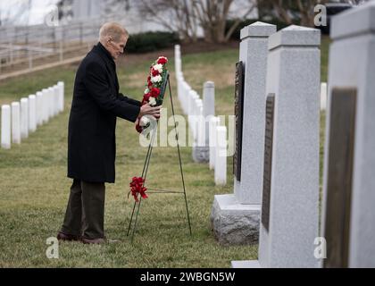 NASA Administrator Bill Nelson lays a wreath at the Space Shuttle Challenger Memorial during NASA's Day of Remembrance, Thursday, Jan. 26, 2023, at Arlington National Cemetery in Arlington, Va. Wreaths were laid in memory of those men and women who lost their lives in the quest for space exploration.  Photo Credit: (NASA/Aubrey Gemignani) Stock Photo