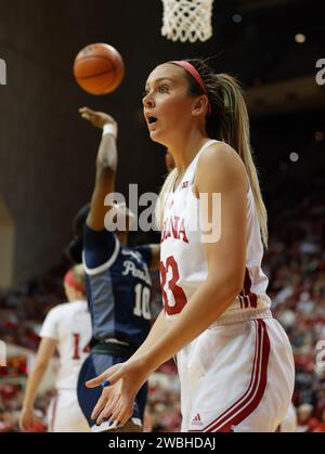 Penn State Lady Lions guard Gabby Elliott (0) shoots over USC Trojans ...