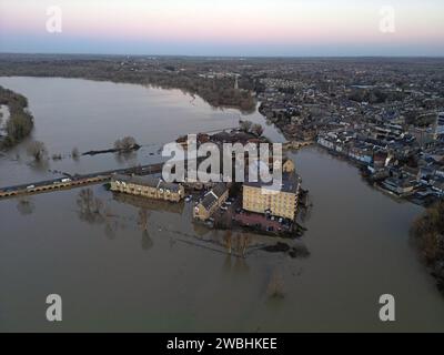 St Ives, UK. 09th Jan, 2024. The River Great Ouse that runs through the Cambridgeshire town of St Ives has breached its banks, leading to flooding on 9th January, 2024. Credit: Paul Marriott/Alamy Live News Stock Photo