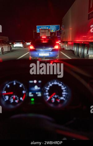 Verkehrsstau, Autobahn A3, bei Mettmann, Richtung Oberhausen, teilweiser kompletter Stillstand auf 3 Spuren im Feierabendverkehr, nach liegen gebliebenen LKW auf eine Fahrspur, über 45 Minuten Verzögerung durch den Stau, Autobahnstau *** Traffic jam, highway A3, near Mettmann, direction Oberhausen, partial complete standstill on 3 lanes in evening traffic, after broken down truck on one lane, over 45 minutes delay due to the traffic jam, highway traffic jam Stock Photo