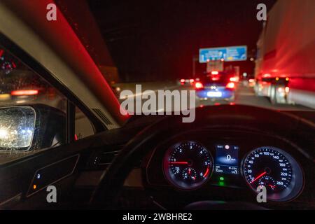 Verkehrsstau, Autobahn A3, bei Mettmann, Richtung Oberhausen, teilweiser kompletter Stillstand auf 3 Spuren im Feierabendverkehr, nach liegen gebliebenen LKW auf eine Fahrspur, über 45 Minuten Verzögerung durch den Stau, Autobahnstau *** Traffic jam, highway A3, near Mettmann, direction Oberhausen, partial complete standstill on 3 lanes in evening traffic, after broken down truck on one lane, over 45 minutes delay due to the traffic jam, highway traffic jam Stock Photo