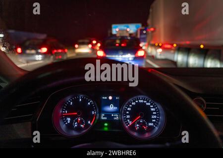 Verkehrsstau, Autobahn A3, bei Mettmann, Richtung Oberhausen, teilweiser kompletter Stillstand auf 3 Spuren im Feierabendverkehr, nach liegen gebliebenen LKW auf eine Fahrspur, über 45 Minuten Verzögerung durch den Stau, Autobahnstau *** Traffic jam, highway A3, near Mettmann, direction Oberhausen, partial complete standstill on 3 lanes in evening traffic, after broken down truck on one lane, over 45 minutes delay due to the traffic jam, highway traffic jam Stock Photo