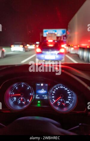 Verkehrsstau, Autobahn A3, bei Mettmann, Richtung Oberhausen, teilweiser kompletter Stillstand auf 3 Spuren im Feierabendverkehr, nach liegen gebliebenen LKW auf eine Fahrspur, über 45 Minuten Verzögerung durch den Stau, Autobahnstau *** Traffic jam, highway A3, near Mettmann, direction Oberhausen, partial complete standstill on 3 lanes in evening traffic, after broken down truck on one lane, over 45 minutes delay due to the traffic jam, highway traffic jam Stock Photo