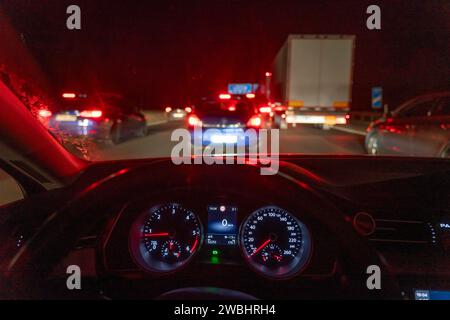 Verkehrsstau, Autobahn A3, bei Mettmann, Richtung Oberhausen, teilweiser kompletter Stillstand auf 3 Spuren im Feierabendverkehr, nach liegen gebliebenen LKW auf eine Fahrspur, über 45 Minuten Verzögerung durch den Stau, Autobahnstau *** Traffic jam, highway A3, near Mettmann, direction Oberhausen, partial complete standstill on 3 lanes in evening traffic, after broken down truck on one lane, over 45 minutes delay due to the traffic jam, highway traffic jam Stock Photo