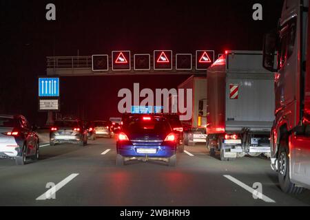 Verkehrsstau, Autobahn A3, bei Mettmann, Richtung Oberhausen, teilweiser kompletter Stillstand auf 3 Spuren im Feierabendverkehr, nach liegen gebliebenen LKW auf eine Fahrspur, über 45 Minuten Verzögerung durch den Stau, Autobahnstau *** Traffic jam, highway A3, near Mettmann, direction Oberhausen, partial complete standstill on 3 lanes in evening traffic, after broken down truck on one lane, over 45 minutes delay due to the traffic jam, highway traffic jam Stock Photo