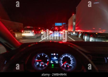 Verkehrsstau, Autobahn A3, bei Mettmann, Richtung Oberhausen, teilweiser kompletter Stillstand auf 3 Spuren im Feierabendverkehr, nach liegen gebliebenen LKW auf eine Fahrspur, über 45 Minuten Verzögerung durch den Stau, Autobahnstau *** Traffic jam, highway A3, near Mettmann, direction Oberhausen, partial complete standstill on 3 lanes in evening traffic, after broken down truck on one lane, over 45 minutes delay due to the traffic jam, highway traffic jam Stock Photo