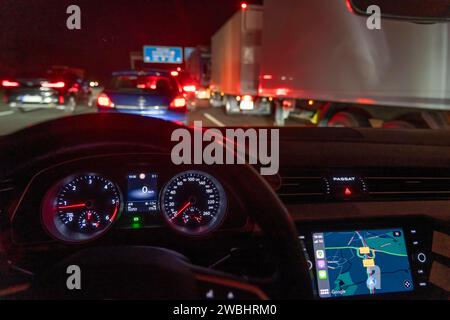 Verkehrsstau, Autobahn A3, bei Mettmann, Richtung Oberhausen, teilweiser kompletter Stillstand auf 3 Spuren im Feierabendverkehr, nach liegen gebliebenen LKW auf eine Fahrspur, über 45 Minuten Verzögerung durch den Stau, Autobahnstau *** Traffic jam, highway A3, near Mettmann, direction Oberhausen, partial complete standstill on 3 lanes in evening traffic, after broken down truck on one lane, over 45 minutes delay due to the traffic jam, highway traffic jam Stock Photo