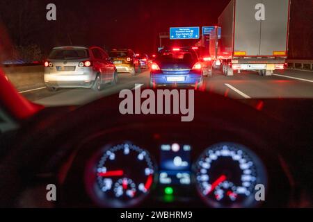 Verkehrsstau, Autobahn A3, bei Mettmann, Richtung Oberhausen, teilweiser kompletter Stillstand auf 3 Spuren im Feierabendverkehr, nach liegen gebliebenen LKW auf eine Fahrspur, über 45 Minuten Verzögerung durch den Stau, Autobahnstau *** Traffic jam, highway A3, near Mettmann, direction Oberhausen, partial complete standstill on 3 lanes in evening traffic, after broken down truck on one lane, over 45 minutes delay due to the traffic jam, highway traffic jam Stock Photo