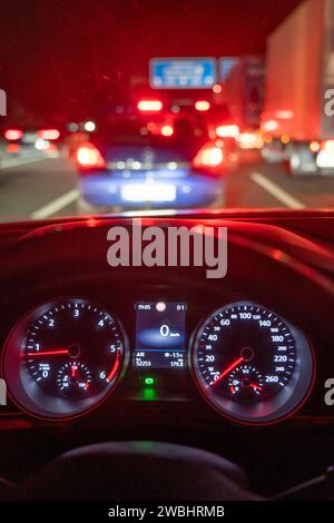 Verkehrsstau, Autobahn A3, bei Mettmann, Richtung Oberhausen, teilweiser kompletter Stillstand auf 3 Spuren im Feierabendverkehr, nach liegen gebliebenen LKW auf eine Fahrspur, über 45 Minuten Verzögerung durch den Stau, Autobahnstau *** Traffic jam, highway A3, near Mettmann, direction Oberhausen, partial complete standstill on 3 lanes in evening traffic, after broken down truck on one lane, over 45 minutes delay due to the traffic jam, highway traffic jam Stock Photo