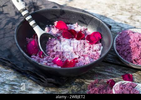 Rosenblüten-Salz, Rosenblütensalz, Rosen-Blütensalz, Blütensalz aus essbaren Blüten. Kräutersalz, Blütensalz, Kräutersalze, Blütensalze, Blüten-Salz, Stock Photo