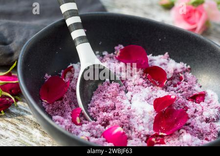 Rosenblüten-Salz, Rosenblütensalz, Rosen-Blütensalz, Blütensalz aus essbaren Blüten. Kräutersalz, Blütensalz, Kräutersalze, Blütensalze, Blüten-Salz, Stock Photo