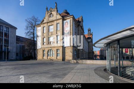 Chemnitz, Germany. 11th Jan, 2024. View of the Kunstsammlungen Chemnitz on Theaterplatz. The museums of the Kunstsammlungen have now presented their outlook for the year 2024. To kick things off, an exhibition of photographs from the GDR is dedicated to the lives of four female photographers. The art collections have been under new management since the beginning of the year. Florence Thurmes will lead the museums of the Kunstsammlungen into the new exhibition year 2024 as General Director. Credit: Hendrik Schmidt/dpa/Alamy Live News Stock Photo