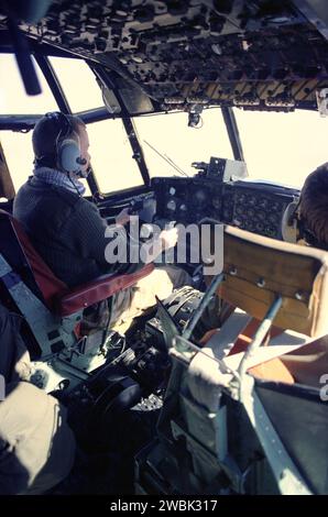 29th January 1991 The cockpit of an RAF C130 Hercules, en route from Tabuk in Saudi Arabia to Riyadh during the Gulf War. Stock Photo