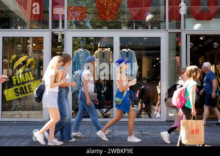 Germany, North Rhine-Westphalia, Cologne, Hohe Straße, pedestrian zone, shop window, group of girls, strolling, shopping Stock Photo