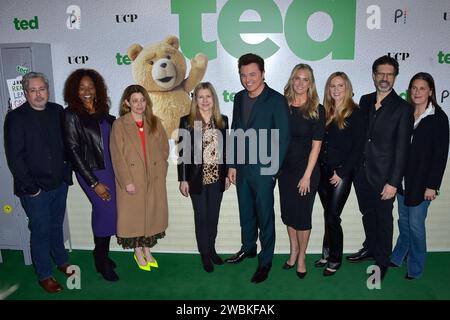 Paul Corrigan, Pearlena Igbokwe, Beatrice Springborn, Frances Berwick, Seth MacFarlane, Kelly Campbell, Brad Walsh und Lisa Katz bei der Premiere der Peacock Serie Ted im AMC The Grove. Los Angeles, 10.01.2024 *** Paul Corrigan, Pearlena Igbokwe, Beatrice Springborn, Frances Berwick, Seth MacFarlane, Kelly Campbell, Brad Walsh and Lisa Katz at the premiere of the Peacock series Ted at AMC The Grove Los Angeles, 10 01 2024 Foto:xD.xStarbuckx/xFuturexImagex ted 4281 Stock Photo