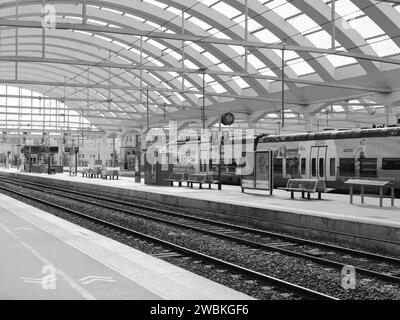 Railway concourse of the 'Gare de Reims' by architect Félix Langlais in Reims - Grand Est, Département Marne, France Stock Photo