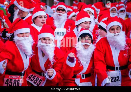 Santas on the starting line for Ri-Ra's Santa 5-kilometer run in Burlington, VT, USA. Stock Photo