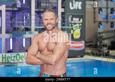 Paul Janke - Teilnehmer des RTL Turmspringen 2024 im Berliner Velodrom am 11.01.2024. RTL Turmspringen 2024 - Fototermin *** Paul Janke participant of the RTL high diving 2024 in the Berlin Velodrom on 11 01 2024 RTL high diving 2024 photo session Stock Photo