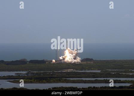 CAPE CANAVERAL, Fla. -- NASA's Juno planetary probe, enclosed in its payload fairing, begins its five-year journey to Jupiter atop a United Launch Alliance Atlas V-551 launch vehicle from Space Launch Complex 41 on Cape Canaveral Air Force Station in Florida.  Liftoff was at 12:25 p.m. EDT Aug. 5. The solar-powered spacecraft will orbit Jupiter's poles 33 times to find out more about the gas giant's origins, structure, atmosphere and magnetosphere and investigate the existence of a solid planetary core. NASA's Jet Propulsion Laboratory, Pasadena, Calif., manages the Juno mission for the princi Stock Photo