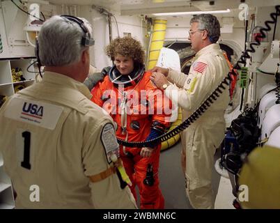 Technicians in the White Room, Launch Pad 39B, help STS-102 Mission ...