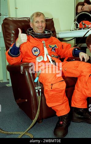 STS-98 Commander Ken Cockrell arrives at the Shuttle Landing Facility ...