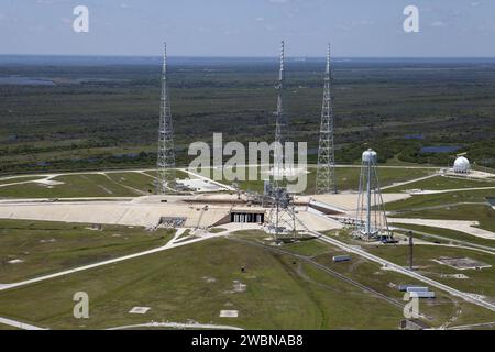 CAPE CANAVERAL, Fla. – Construction of the towers on Launch Pad 39B at ...