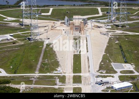 CAPE CANAVERAL, Fla. – Construction of the towers on Launch Pad 39B at ...