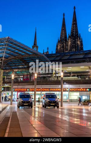 Kölner Hauptbahnhof, provisorische Wache der Bundespolizei am Breslauer Platz, Kölner Dom, Köln, NRW, Deutschland, HBF Köln *** Cologne Central Station, temporary Federal Police station at Breslauer Platz, Cologne Cathedral, Cologne, NRW, Germany, Cologne Central Station Stock Photo