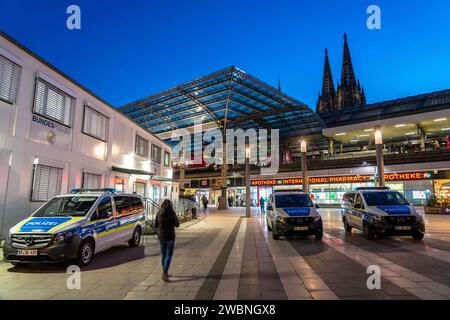 Kölner Hauptbahnhof, provisorische Wache der Bundespolizei am Breslauer Platz, Kölner Dom, Köln, NRW, Deutschland, HBF Köln *** Cologne Central Station, temporary Federal Police station at Breslauer Platz, Cologne Cathedral, Cologne, NRW, Germany, Cologne Central Station Stock Photo