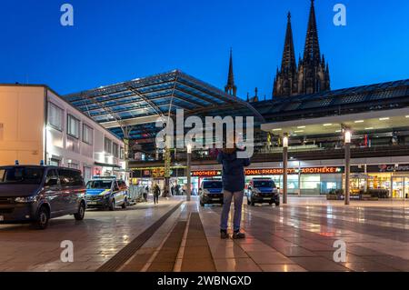 Kölner Hauptbahnhof, provisorische Wache der Bundespolizei am Breslauer Platz, Kölner Dom, Köln, NRW, Deutschland, HBF Köln *** Cologne Central Station, temporary Federal Police station at Breslauer Platz, Cologne Cathedral, Cologne, NRW, Germany, Cologne Central Station Stock Photo