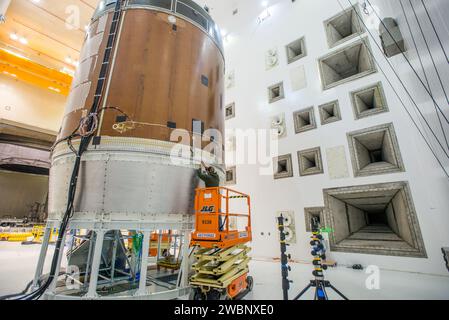 Engineers and technicians moved the Orion service module test article into the Reverberant Acoustic Test Facility at NASA Glenn Research Center’s Plum Brook Station in Sandusky, Ohio on April 8, 2016. Acoustic testing is scheduled to begin April 18. The blue structure sitting on top of the test article is a mass simulator that represents the Orion crew module...The test article will be blasted with at least 152 decibels and 20-10,000 hertz of sound pressure and vibration to simulate the intense sounds the Orion service module will be subjected to during launch and ascent into space atop the ag Stock Photo