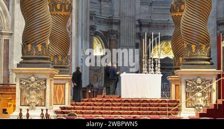Papal altar encompassed by Bernini's baldachin, St Peter's basilica, Vatican city, Rome, Italy. Stock Photo