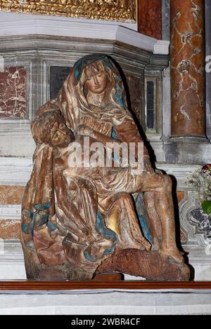 Pietà - scultura lignea - intagliatore austro boemo del XV secolo - Venezia Lido, chiesa di San Nicolò di Lido Stock Photo