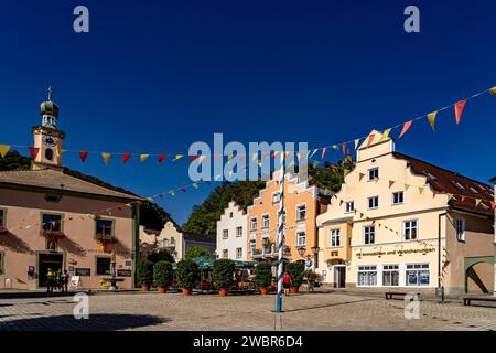 Der Marktplatz von Riedenburg, Niederbayern, Bayern, Deutschland  |  Riedenburg market square, Bavaria, Lower Bavaria, Germany Stock Photo