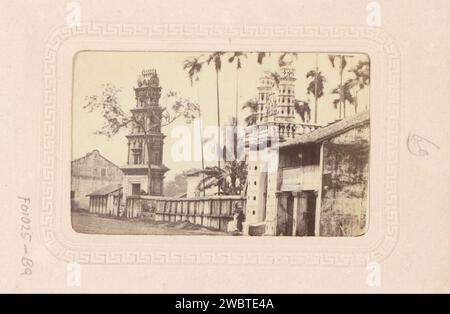 Inputs of a Hindu temple and a mosque in Singapore, G.R. Lambert & Co., 1867 - 1880 Photograph. visit card This photo is part of an album. Singapore photographic support. cardboard albumen print temple, shrine  Islam, Mohammedanism. temple, shrine  Hinduism, Buddhism, Jainism Singapore Stock Photo