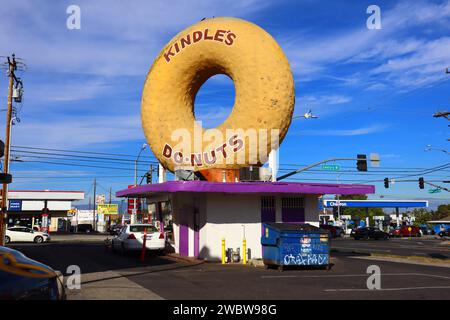 Los Angeles, California: Kindle's Donuts with a giant doughnut on the roof located at 10003 Normandie Ave, Los Angeles Stock Photo