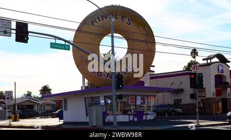 Los Angeles, California: Kindle's Donuts with a giant doughnut on the roof located at 10003 Normandie Ave, Los Angeles Stock Photo