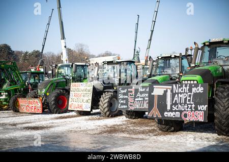 Galgen auf Traktoren. Am 12. Januar 2024 versammelten sich tausende Teilnehmer*innen auf der Theresienwiese in München Deutschland, um gemeinsam mit dem Verband der Transport-und Logistikunternehmen ( BGL Süd ) und Landesverband Bayerischer Transport- und Logistikunternehmen ( LBT ) e.V., um gegen Ampelregierung zu demonstrieren. Der Großteil der Teilnehmer*innen reiste mit dem eigenen Lkw, Traktor, Baufahrzeug oder ähnliches an. So fanden sich über 1800 Fahrzeuge am Versammlungsort ein. Die Demo war Teil der Protestwoche der Bauernproteste. -- Traffic Light coalition parties. hanging from th Stock Photo