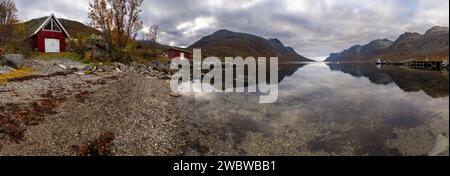 Panorama, Haus am See, Ferienhaus am Meer, Herbststimmung in Norwegen, Ruhe am Strand des Atlantik, Meerblick und Herbstfarben Stock Photo