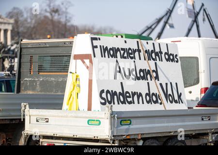 Galgen auf Traktoren. Am 12. Januar 2024 versammelten sich tausende Teilnehmer*innen auf der Theresienwiese in München Deutschland, um gemeinsam mit dem Verband der Transport-und Logistikunternehmen ( BGL Süd ) und Landesverband Bayerischer Transport- und Logistikunternehmen ( LBT ) e.V., um gegen Ampelregierung zu demonstrieren. Der Großteil der Teilnehmer*innen reiste mit dem eigenen Lkw, Traktor, Baufahrzeug oder ähnliches an. So fanden sich über 1800 Fahrzeuge am Versammlungsort ein. Die Demo war Teil der Protestwoche der Bauernproteste. -- Traffic Light coalition parties. hanging from th Stock Photo