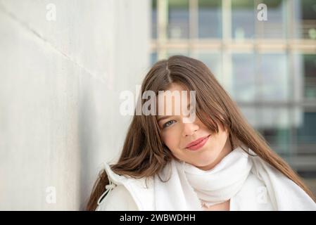 lächelnde junge Frau in der Stadt *** smiling young woman in the city Stock Photo