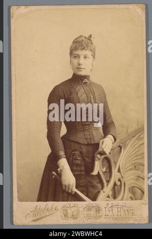 Portrait of an unknown young woman, Adolphe Zimmermans, 1886 - 1913 Photograph. visit card  The Hague paper. cardboard albumen print adolescent, young woman, maiden. anonymous historical person portrayed The Hague Stock Photo