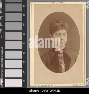 Portrait of an unknown young woman, Adolphe Zimmermans, 1884 - 1913 Photograph. visit card  The Hague paper. cardboard albumen print adolescent, young woman, maiden. anonymous historical person portrayed The Hague Stock Photo