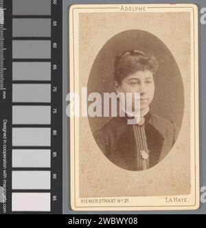 Portrait of an unknown young woman, Adolphe Zimmermans, 1884 - 1913 Photograph. visit card  The Hague paper. cardboard albumen print adolescent, young woman, maiden. anonymous historical person portrayed The Hague Stock Photo