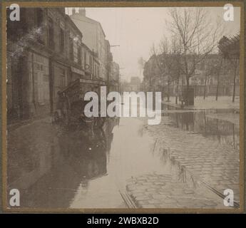 Kar in flooded street during flood of Paris, G. Dangereux, 1910 photograph Part of photo album flooding Paris and suburbs 1910. Paris photographic support  flood (+ landscape with figures, staffage) Paris Stock Photo