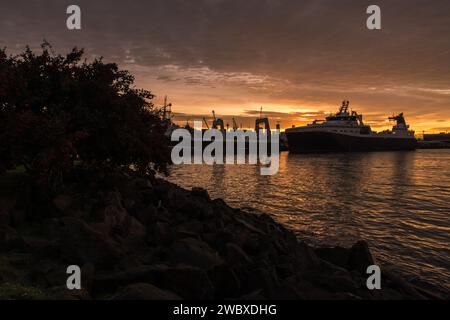 Seattle, USA. 13 Dec, 2023. Sunrise over Seattle. Stock Photo