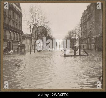 Flooded street with gangways in Paris, G. Dangerux, 1910 photograph Part of photo album flooding Paris and suburbs 1910. Paris photographic support  flood (+ landscape with figures, staffage) Paris Stock Photo