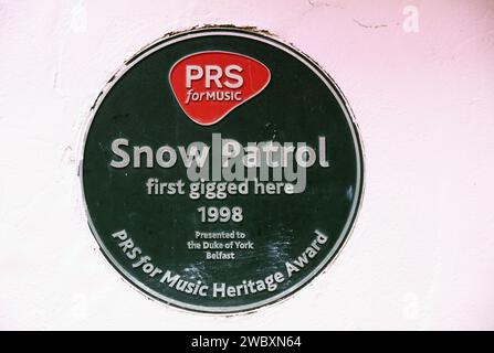 Plaque for Music Heritage Award to Snow Patrol who first gigged here in 1998 at the Duke of York, a popular pub in the historic Half Bap area, in NI. Stock Photo