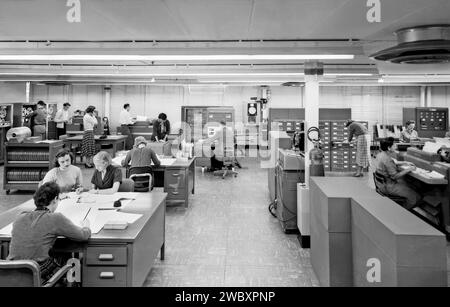 Workers in IBM 704 Computer Operations Room, NASA Langley Research Center, Hampton, Virginia, USA, National Advisory Committee for Aeronautics, 1957 Stock Photo